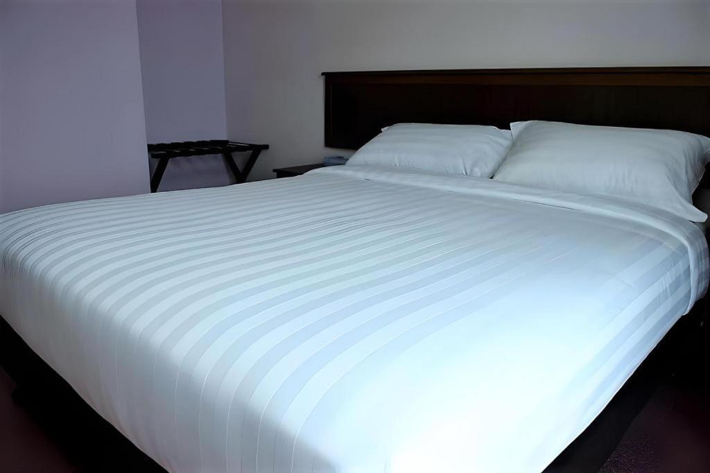 Id Hotel Yayasan Segamat Exterior photo