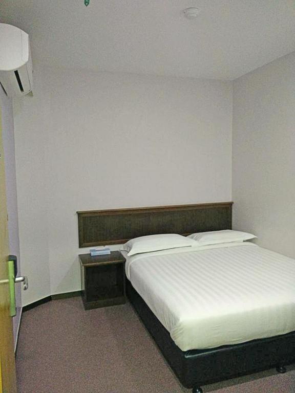Id Hotel Yayasan Segamat Exterior photo